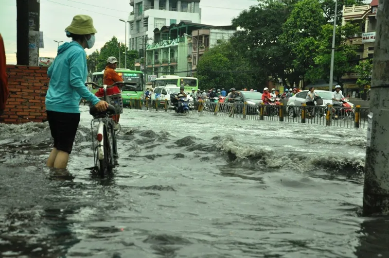 Đường Kinh Dương Vương thành sông sau cơn mưa ngắn ảnh 9